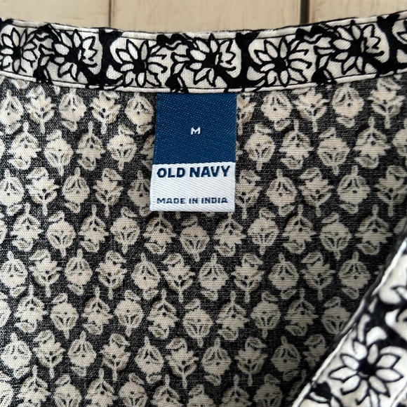 NWOT REALLY CUTE OLD NAVY PEASANT TOP BLACK & WHITE SIZE MEDIUM - Picture 3 of 3